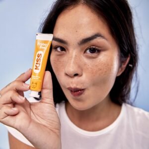 Friday Bae - KISS błyszczyk do ust stymulujący 15ml
